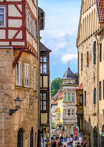 Blick von der engen Steingasse mit historischen Altstadthäuser zum Marktplatz in Coburg, Deutschland