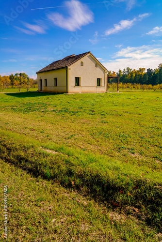 un campo y una antigua casa abandonada. photo