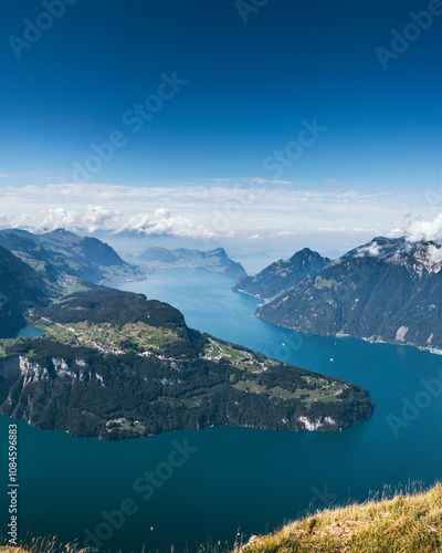 Vierwaldstättersee bei sonnigem Wetter vom Fronalpstock