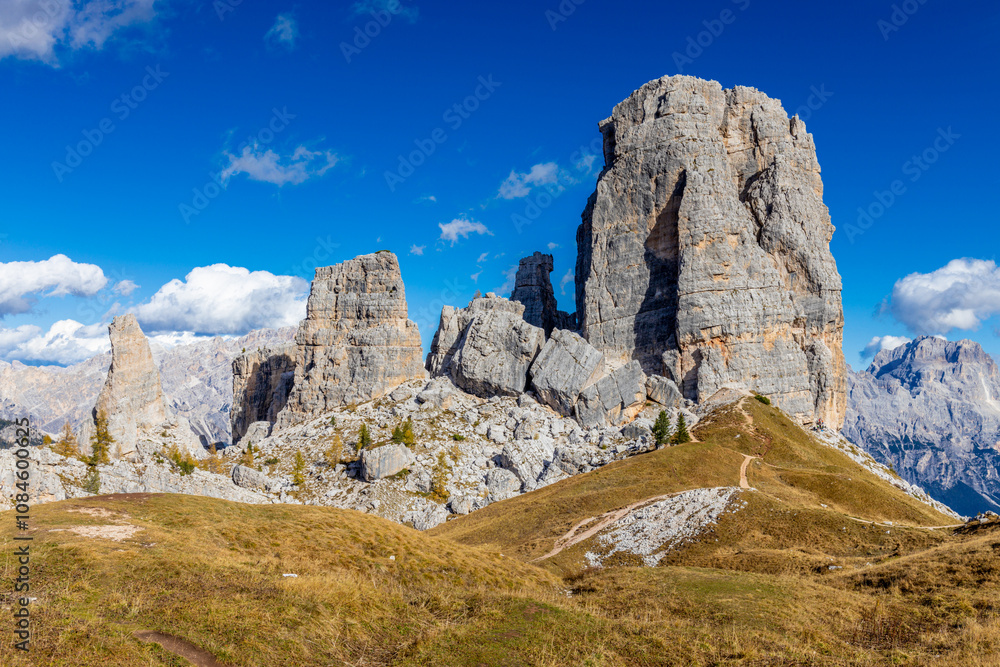 Obraz premium Cinque Torri mountain tower in the Dolomites group of distinctive rock towers offering dramatic alpine landscapes. Unique rock formations, rugged peaks, and scenic view