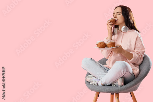 Young woman eating tasty mu...