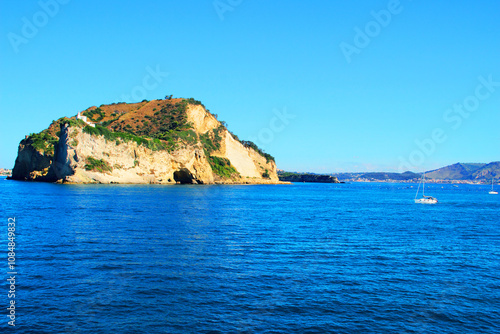 Cuadro en lienzo Peculiar view from the Gulf of Naples at a huge yellow green and brown rocky out