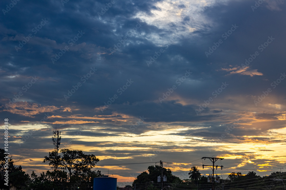 Fototapeta premium Beautiful sunset sky with clouds in the evening. Colorful sky.