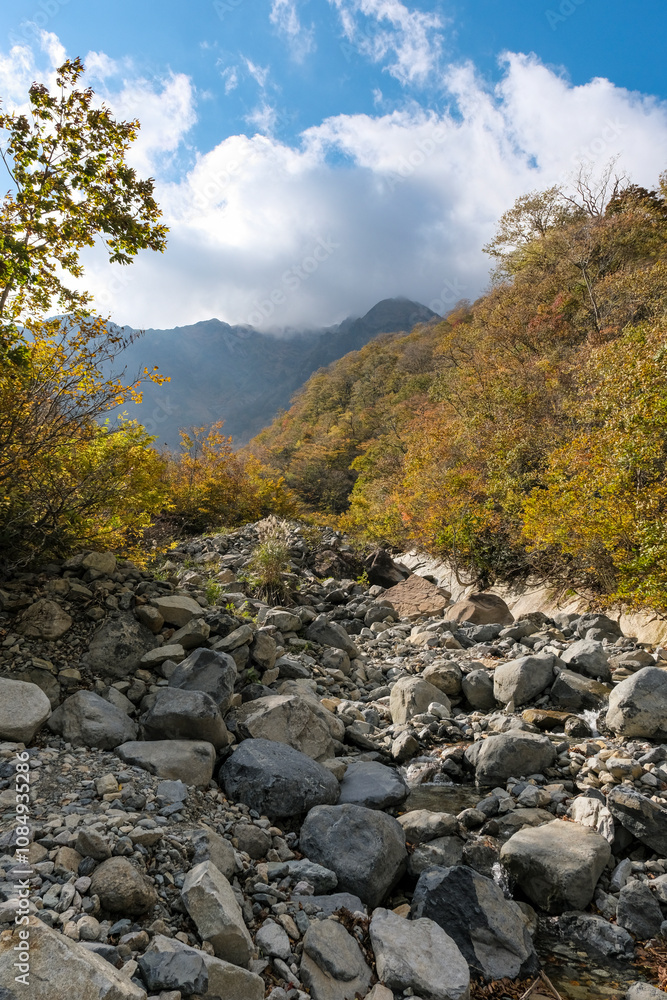 紅葉が見ごろの谷川岳のマチガ沢 紅葉が見ごろの谷川岳のマチガ沢