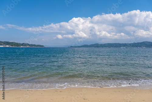 波静かな興居島の海岸線