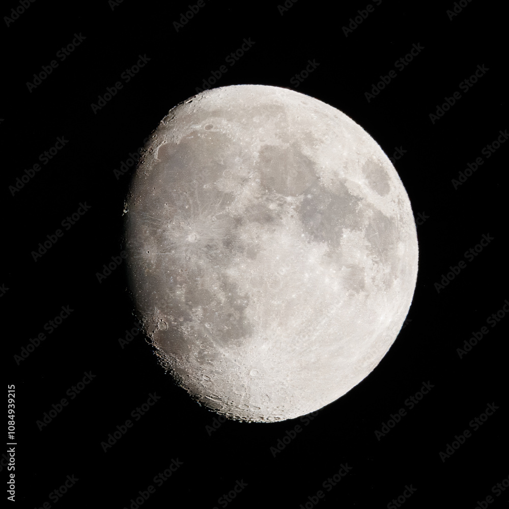 Lua em fase quarto crescente, a imagem foi captada durante a noite, céu escuro. Lua em fase quarto crescente, a imagem foi captada durante a noite, céu escuro.