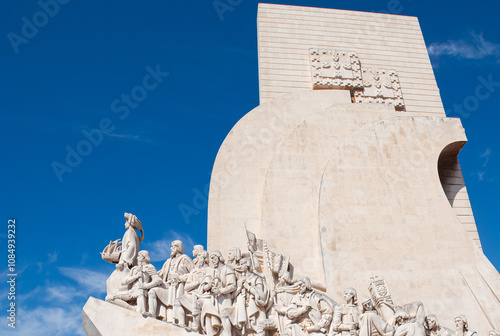 Monumento construido em onra aos descobrimentos Portugueses. Na imagem pode-se ver diversos marinheiros numa caravela, com um céu azul. photo