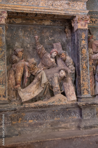 Le retable gothique attribué à Ligier-Richier, sculpteur Sammiellois est daté de 1523. Ce triptyque situé dans le cloître est considéré comme un élément remarquable de l’œuvre du sculpteur. photo