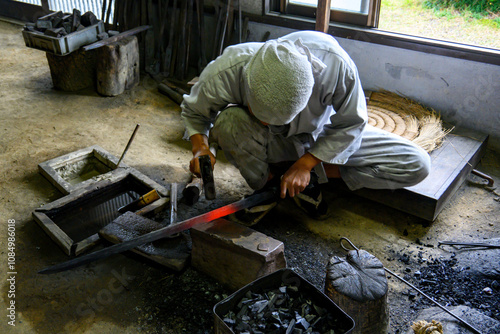 伝統的な日本刀を刀鍛冶が手作り生産する様子