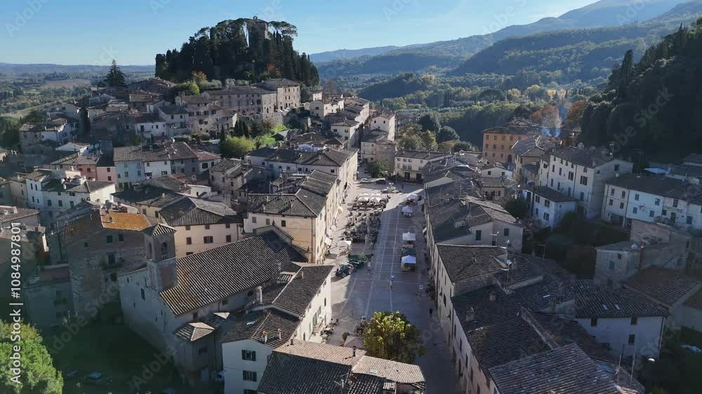 La piazza del centro storico di Cetona, Toscana, Siena. Italia.
Vista aerea della piazza principale di Cetona, frequentata da vip italiani e stranieri. La piazza del centro storico di Cetona, Toscana, Siena. Italia.
Vista aerea della piazza principale di Cetona, frequentata da vip italiani e stranieri.