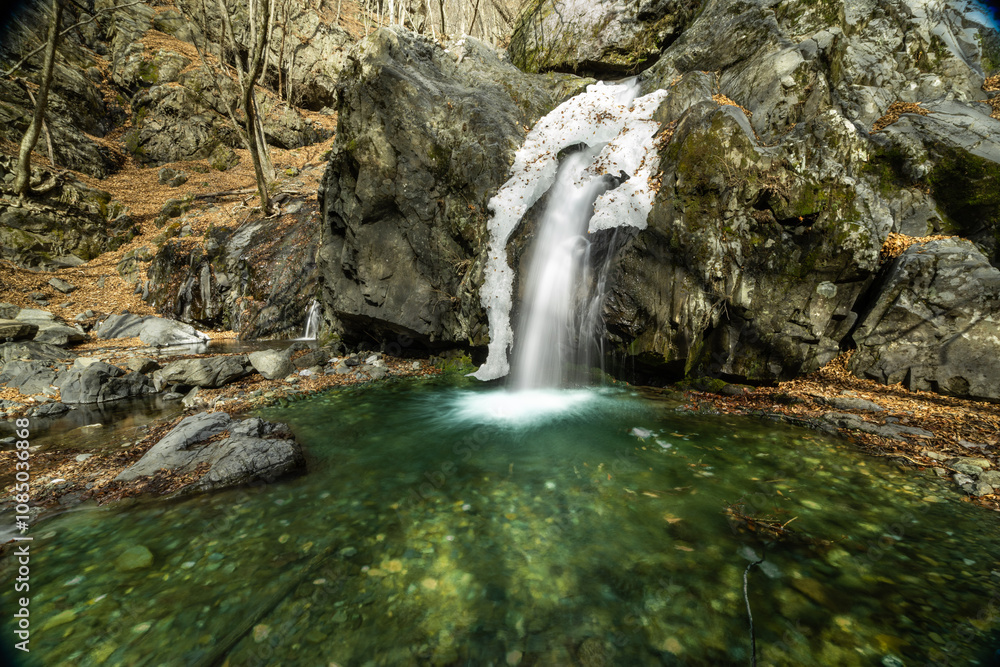 Obraz premium 氷が残る初春の乙女の滝