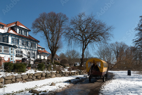 Kutsche mit Planwagen in Kloster auf der autofreien Ostsee Insel Hiddensee im Winter mit Schnee. photo