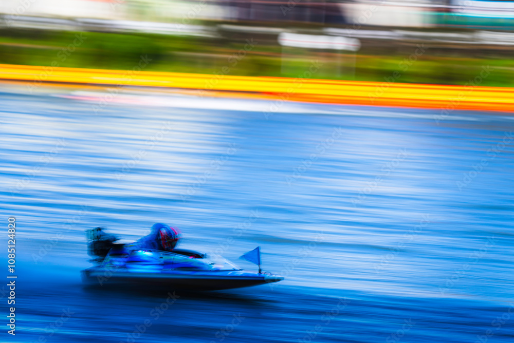 Obraz premium 疾走する高速ボート