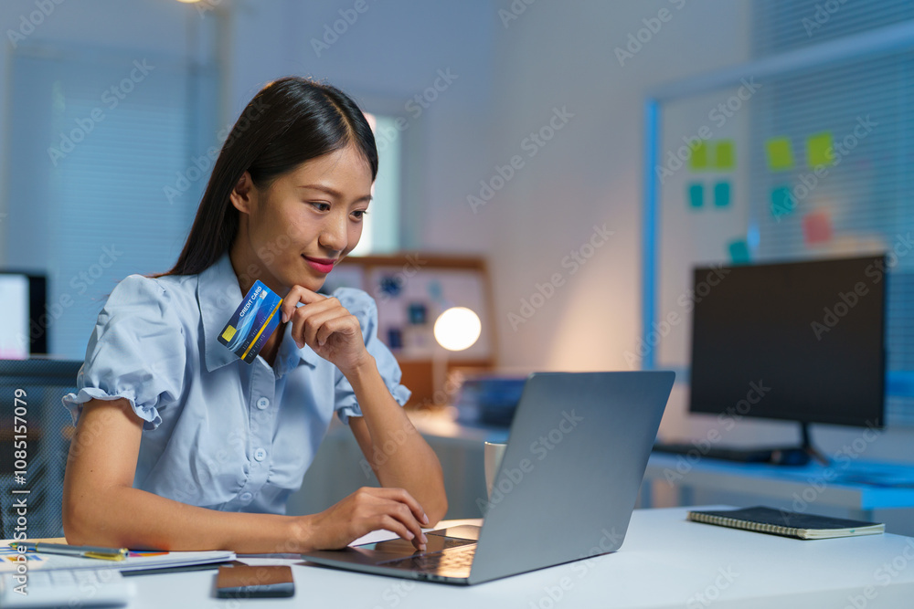 Confident Asian businesswomen sitting at their desks Are using banking applications to buy or pay online mobile bills. and registered her credit card on the website for online purchases. Confident Asian businesswomen sitting at their desks Are using banking applications to buy or pay online mobile bills. and registered her credit card on the website for online purchases.