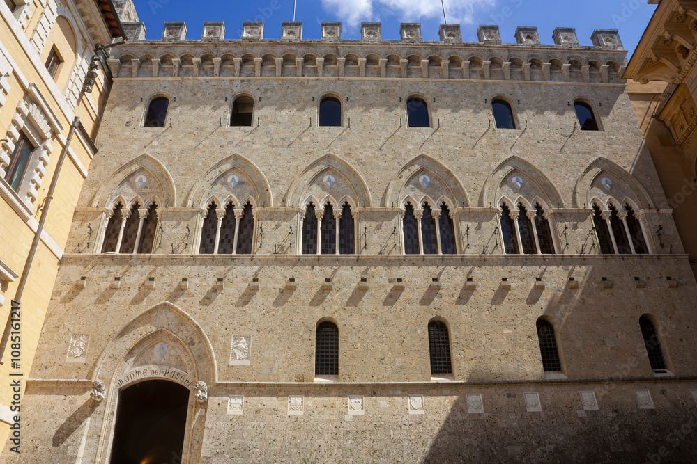 Obraz premium Facade of a medieval building in Siena