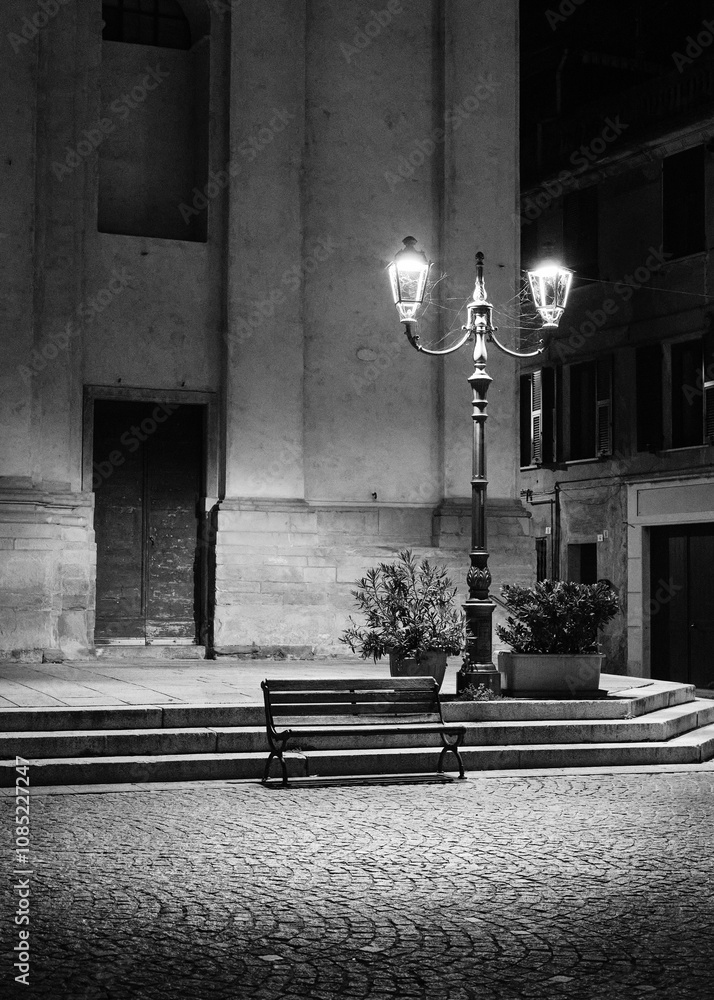 Foto scattata in notturna nel centro storico di Ovada.