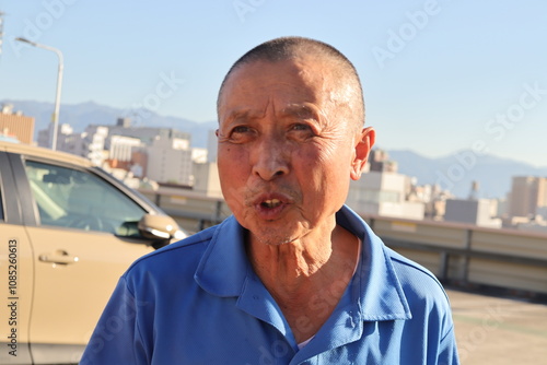 説明する険しい顔の日本人シニア　注意する photo