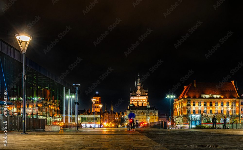 Fototapeta premium Beautiful illuminated cityscape of Old Town district in Gdansk, Poland