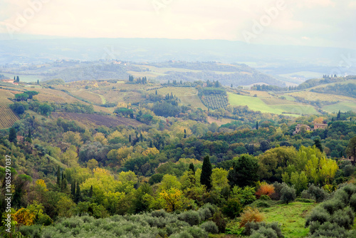Obraz na płótnie Charakterystyczne malownicze krajobrazy Toskanii z okolic San Gimignano w salonie
