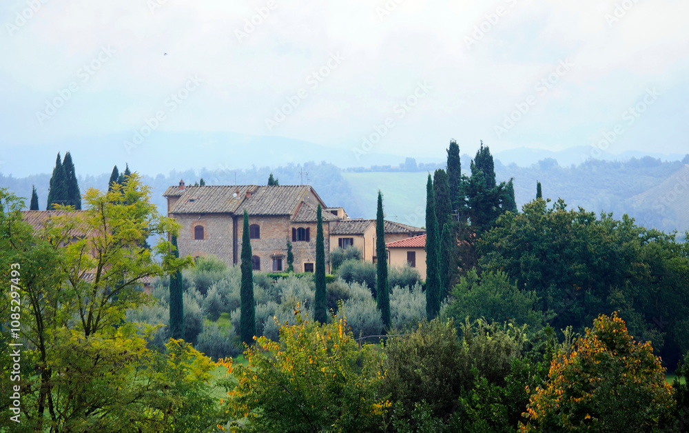 Charakterystyczne malownicze krajobrazy Toskanii z okolic San Gimignano
