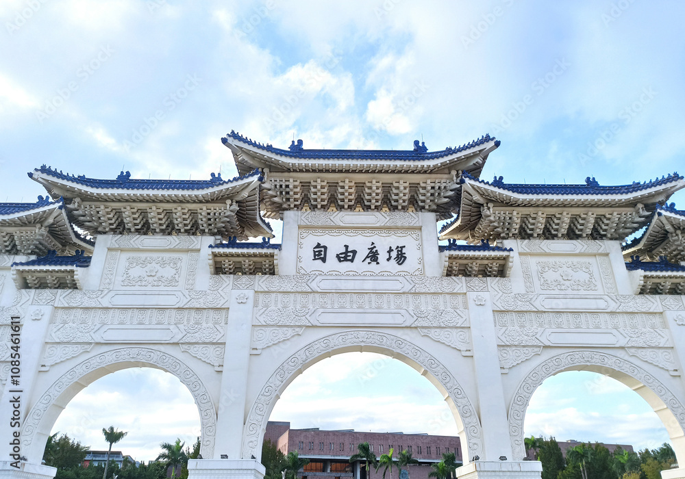 Obraz premium Taipei City,Taiwan-11.13.2022:Chiang Kai Shek memorial hall on a sunny day. Taipei city, Taiwan.