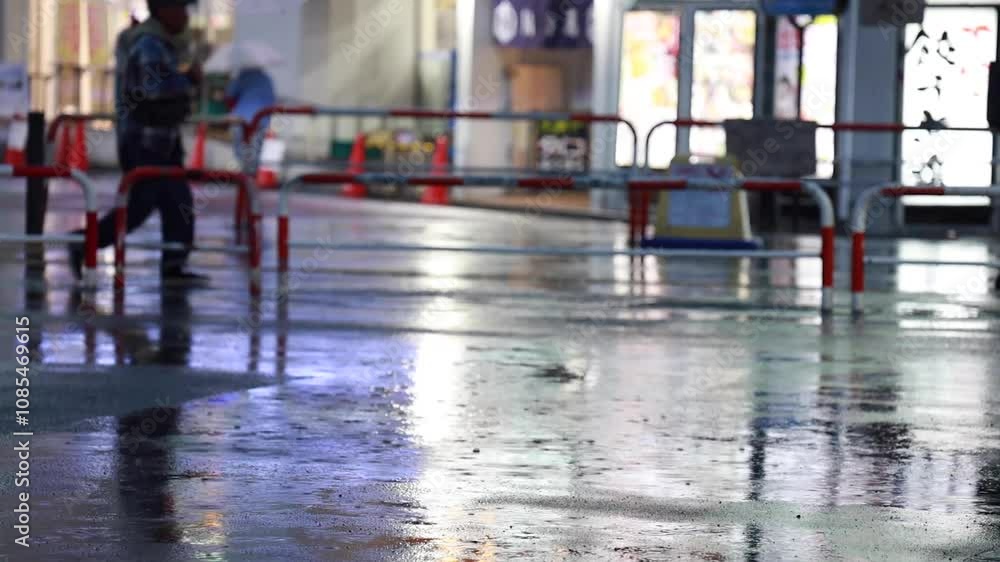 雨の日の道路 駅前 交差点 夕暮れ 横断歩道 歩行者 自動車 交通 イメージ 雨の日の道路 駅前 交差点 夕暮れ 横断歩道 歩行者 自動車 交通 イメージ