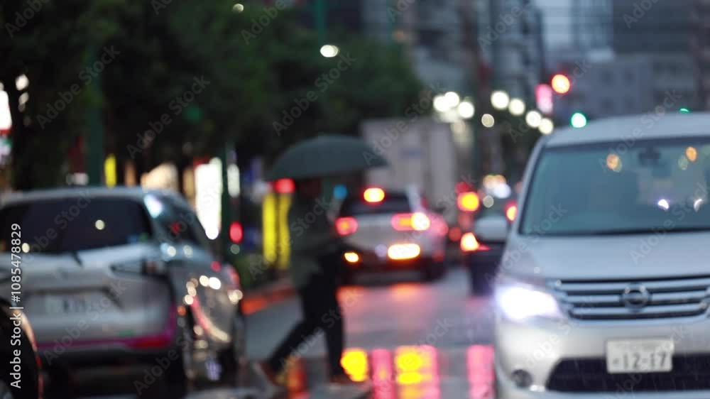 雨の日の道路 駅前 交差点 夕暮れ 薄暗い時間 歩行者 自動車 交通 イメージ 雨の日の道路 駅前 交差点 夕暮れ 薄暗い時間 歩行者 自動車 交通 イメージ