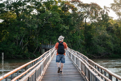 Hombre turista recorriendo las pasarelas del circuito 