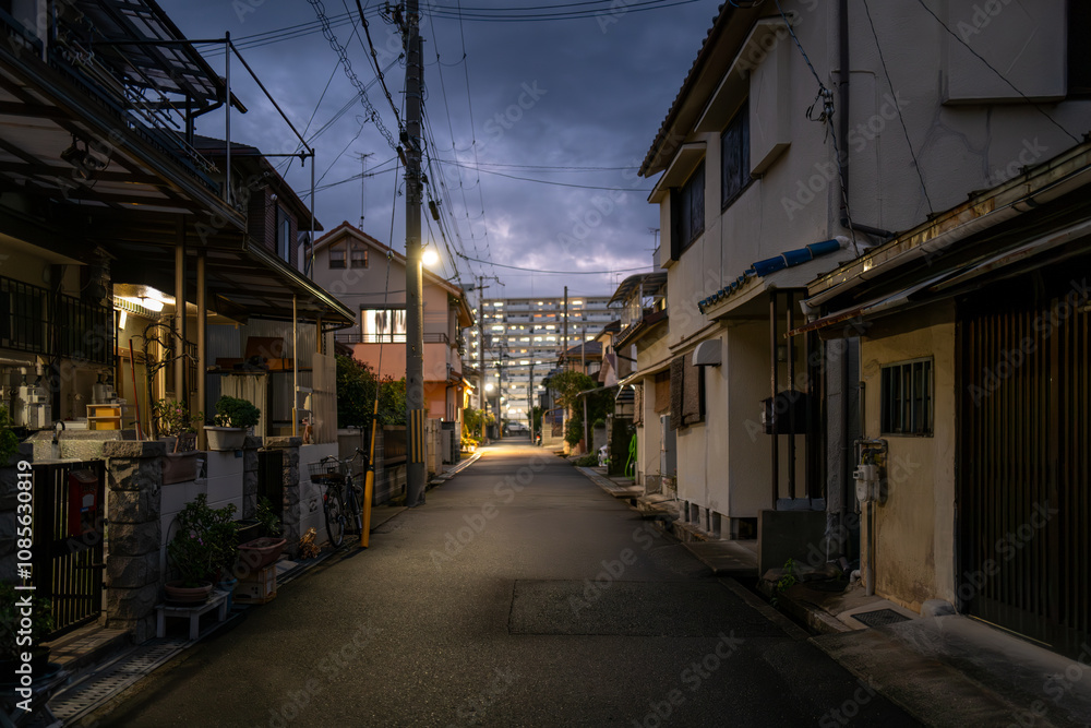 薄暗い夜の路地裏の風景