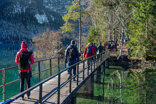 Eibsee, Bayern, Zugspitze - Traumziel, Besuchermagnet nähe Garmisch-Partenkirchen - Idyllischer See mit vielen Touristen, Besuchern aus aller Welt, Overtourism photo