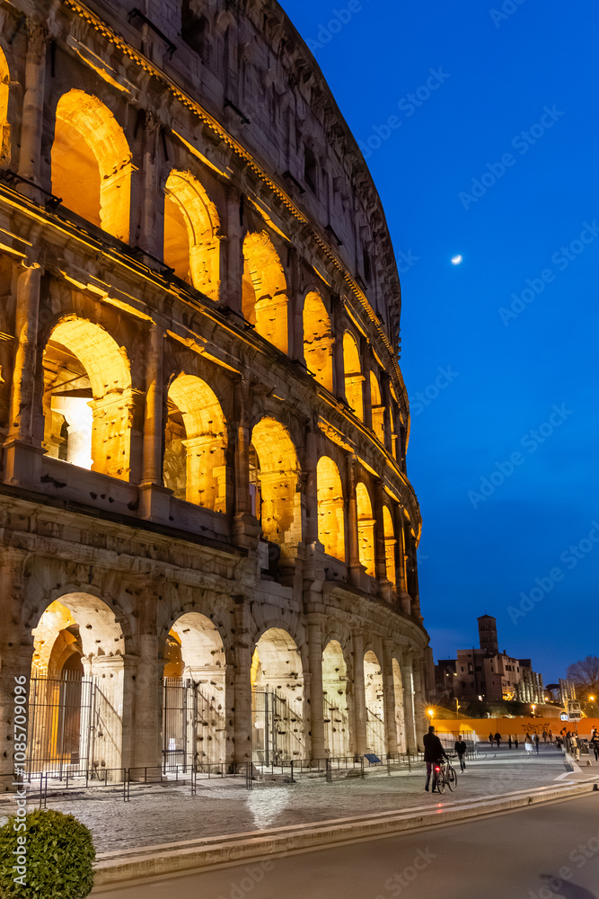 Naklejka premium Rome, Italy - April 09, 2024: View of the Roman Coliseum in Rome with tourists crowding its surroundings in Rome, Italy