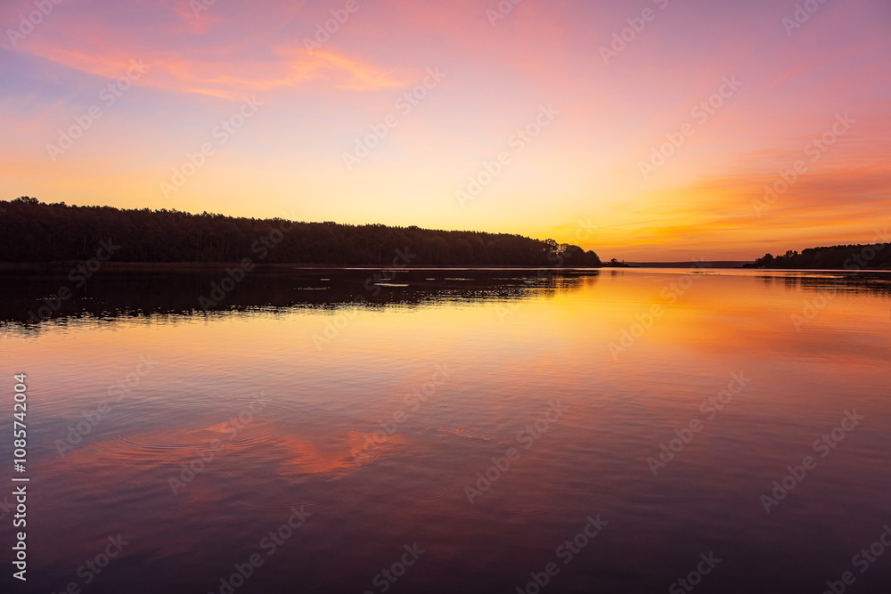Fototapeta premium Sonnenaufgang am Plauer See in der Stadt Plau am See