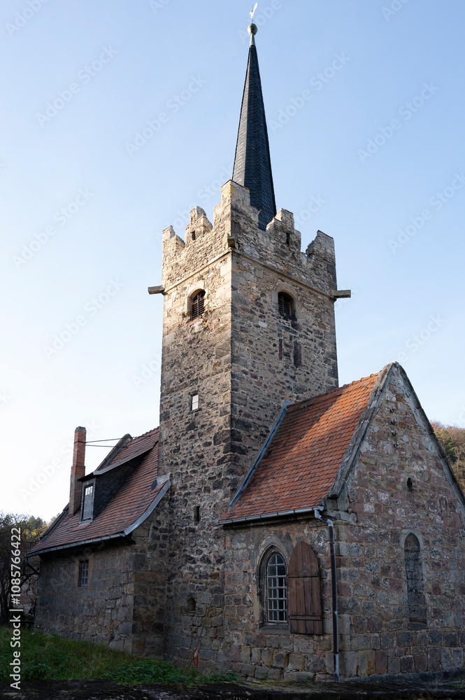 Fototapeta premium Die 1575 in der heutigen Form erbaute evangelische Wehrkirche von Schaala, einem Ortsteil von Rudolstadt. Der Kirchturm besitzt Zinnen und Schießscharten