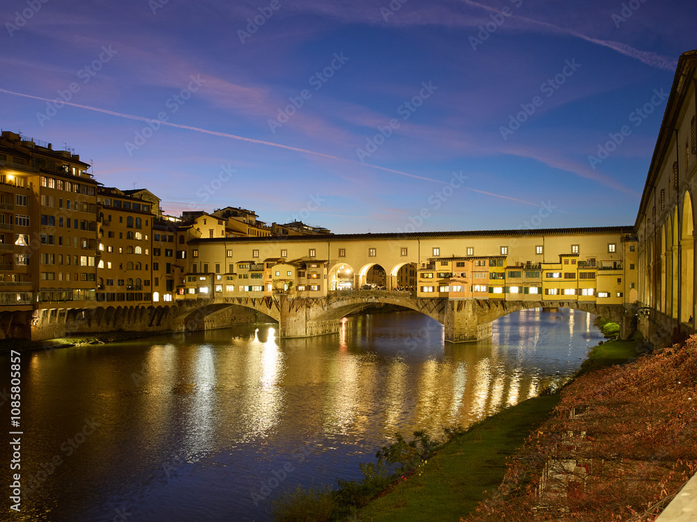 Obraz premium River Arno and Ponte Vecchio at dusk in Florence, Italy