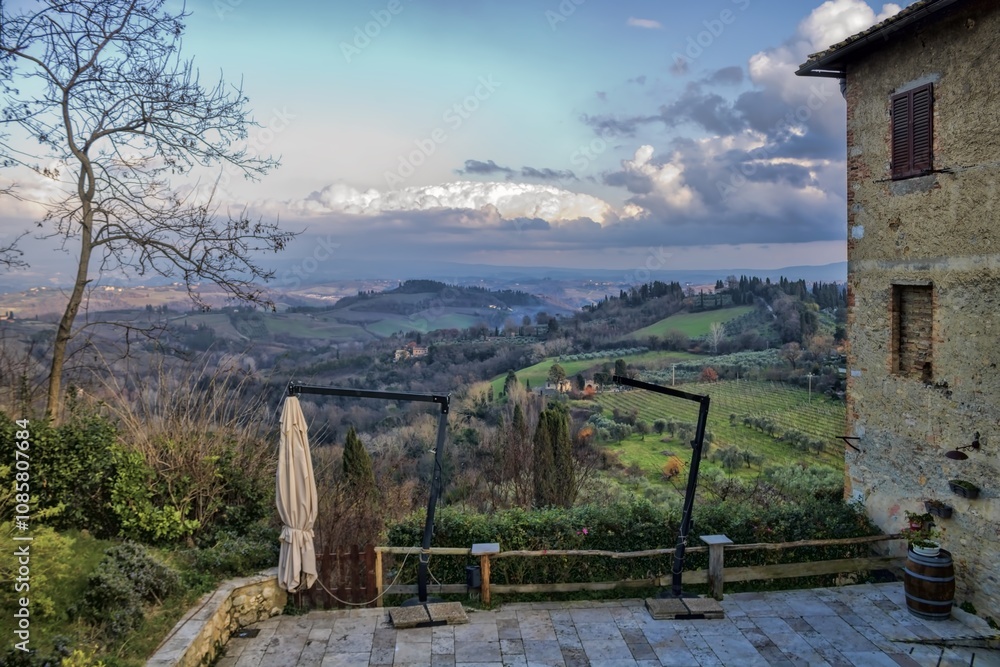 san gimignano, italien - panoramablick von einer terrasse an einem alten haus