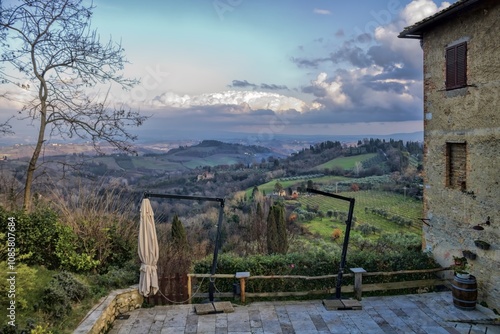Obraz na płótnie san gimignano, italien - panoramablick von einer terrasse an einem alten haus w salonie