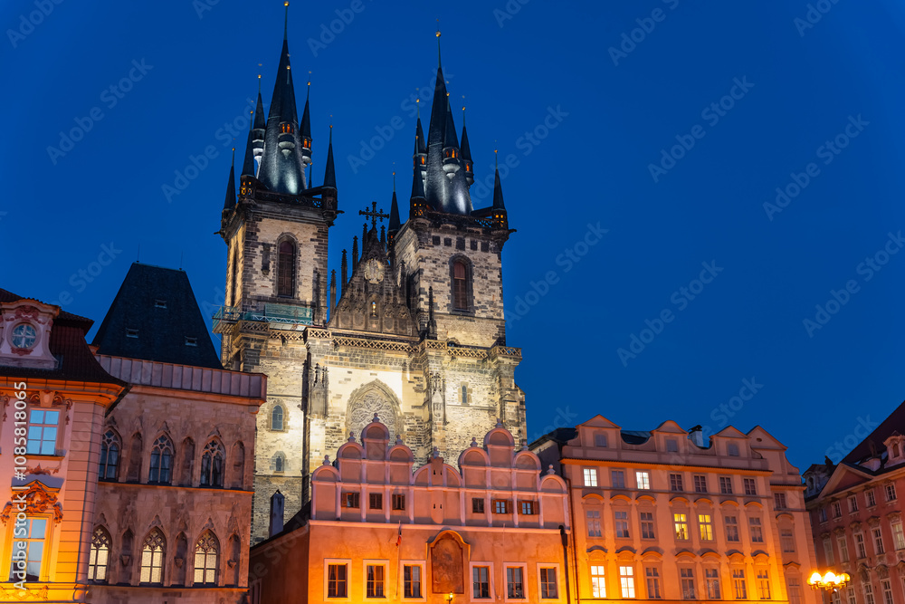 Obraz premium Impressive towers of the Tyn church on Prague's city square.