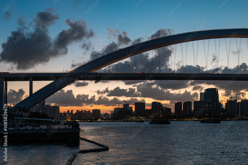 Obraz premium Lupu Bridge, Shanghai, at dusk in the city