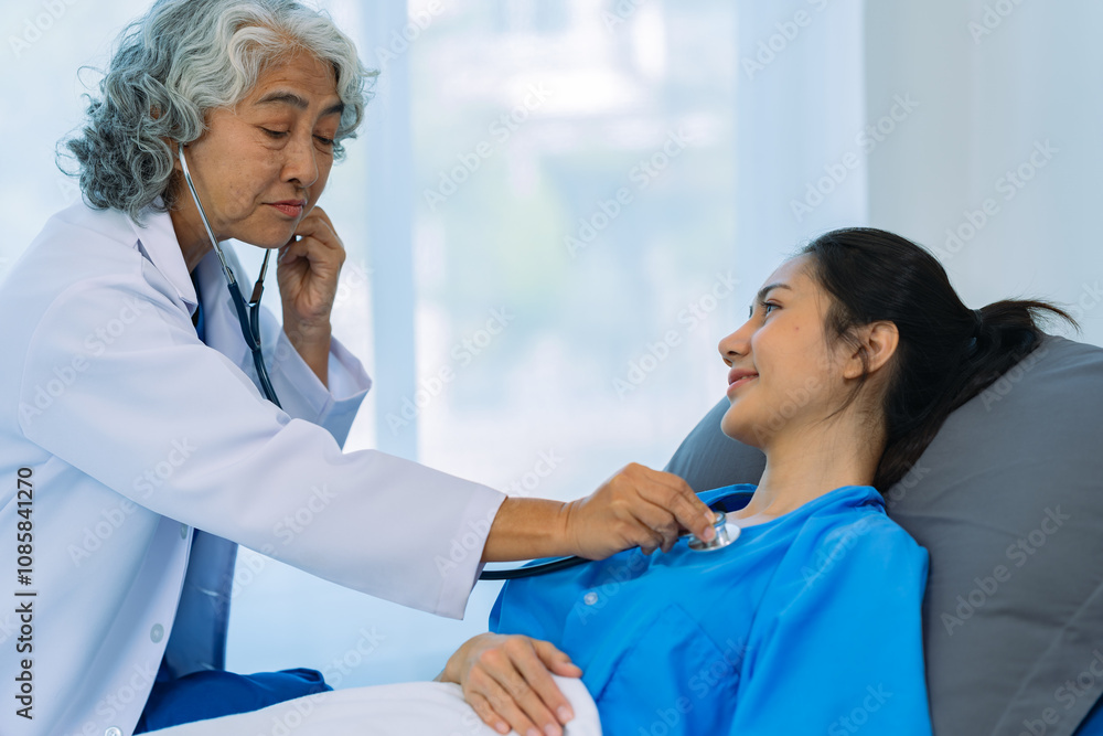 Obraz premium Doctor examining patient with stethoscope during consultation during home visit Doctor using stethoscope to check heart rate of female patient Medical assistance