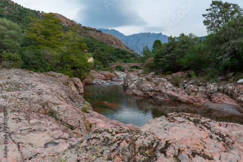 Historische Steinbrück über den Fango Fluss in Korsika