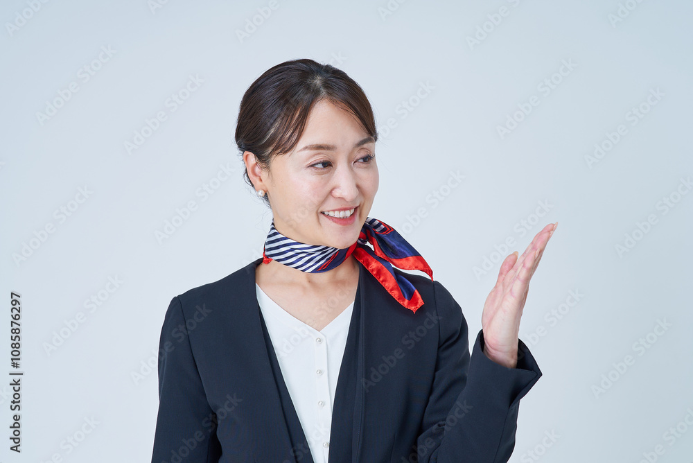 案内のポーズをするスーツ姿の女性 案内のポーズをするスーツ姿の女性