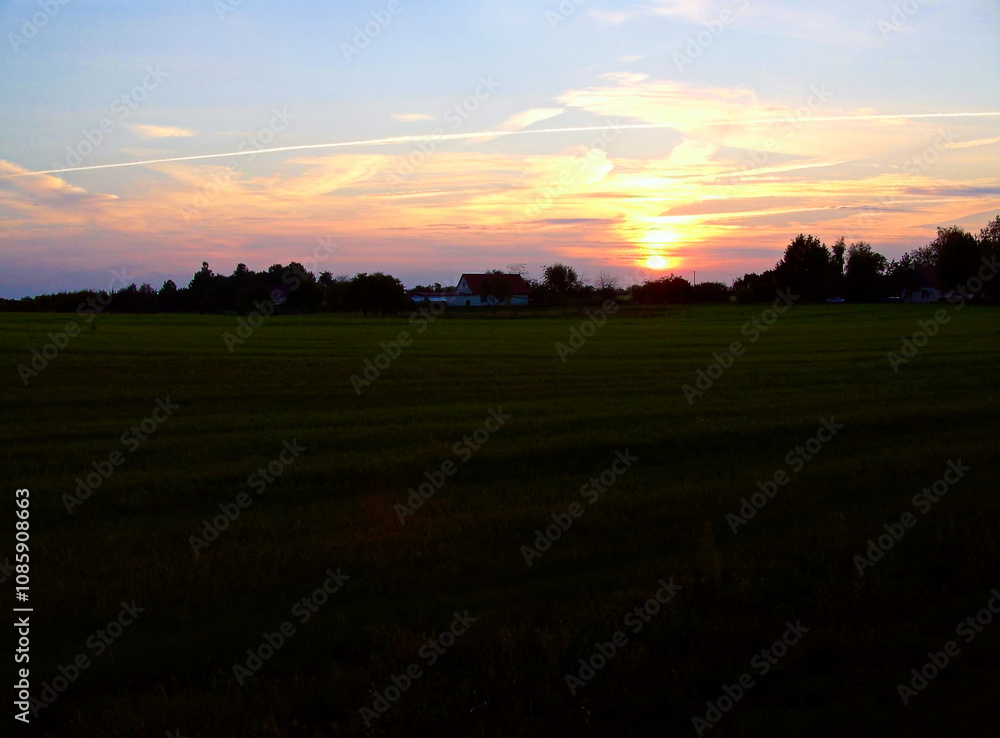 Sonnenuntergang über der Siedlung in der Uckermark