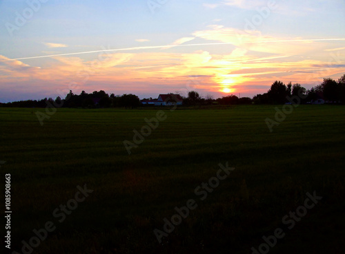 Obraz na płótnie Sonnenuntergang über der Siedlung in der Uckermark w salonie