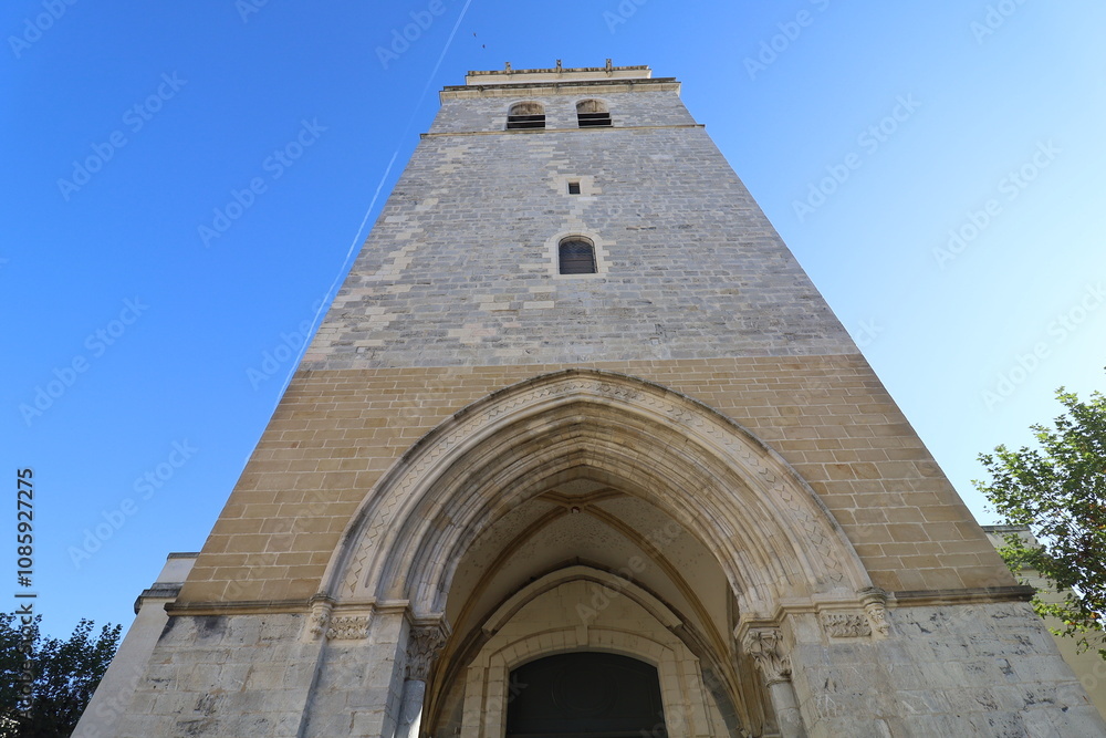 La cathédrale Saint-Jean-Baptiste, vue de l'extérieur, ville d'Alès, département du Gard, France La cathédrale Saint-Jean-Baptiste, vue de l'extérieur, ville d'Alès, département du Gard, France