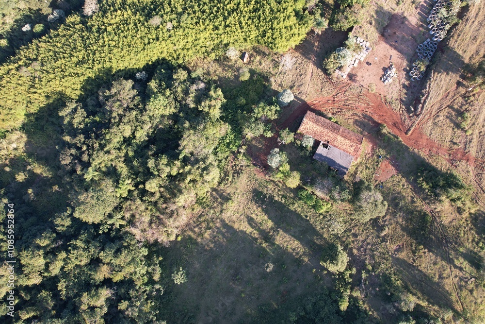 uma imagem aérea obtida com um drone de uma casa em meio à floresta, em uma fazenda localizada em Piraju, estado de São Paulo, Brasil. uma imagem aérea obtida com um drone de uma casa em meio à floresta, em uma fazenda localizada em Piraju, estado de São Paulo, Brasil.