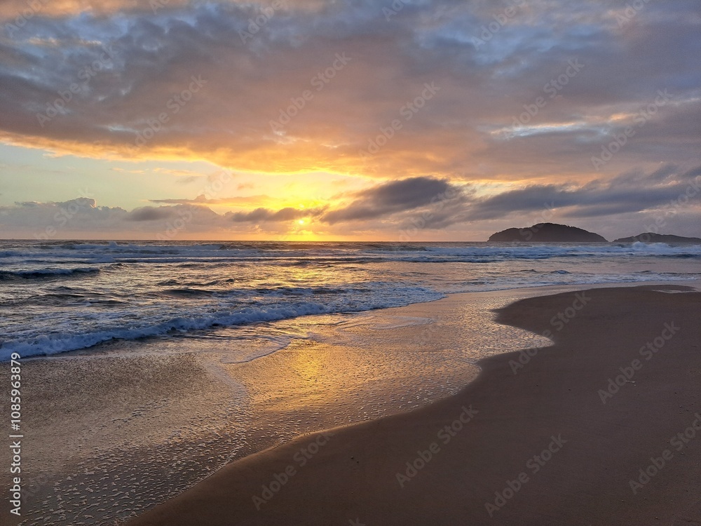 O nascer do sol na praia do Santinho, em Florianópolis, estado de Santa Catarina, Brasil. O nascer do sol na praia do Santinho, em Florianópolis, estado de Santa Catarina, Brasil.