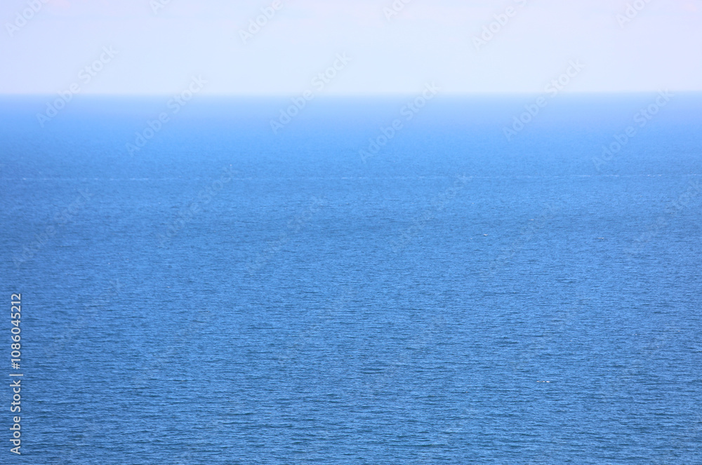 Obraz premium simple background of blue salt water of the sea and the sky on the horizon ideal for a natural background