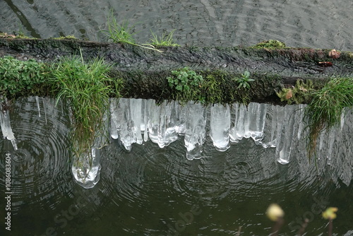 Eis an einer Wasserrinne photo