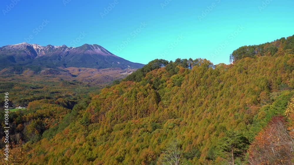 秋の開田高原 九蔵峠から眺めた御嶽山と紅葉 秋の開田高原 九蔵峠から眺めた御嶽山と紅葉