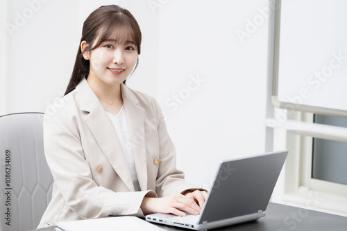 オフィスでデスクワークをする女性